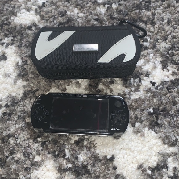 PSP Bundle with 7 games + case and extra disc holder and TV cables - Picture 6 of 7